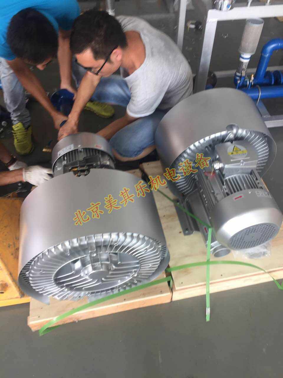 5.5kw雙葉輪高壓風(fēng)機用于增壓傳送系統(tǒng)安裝現(xiàn)場